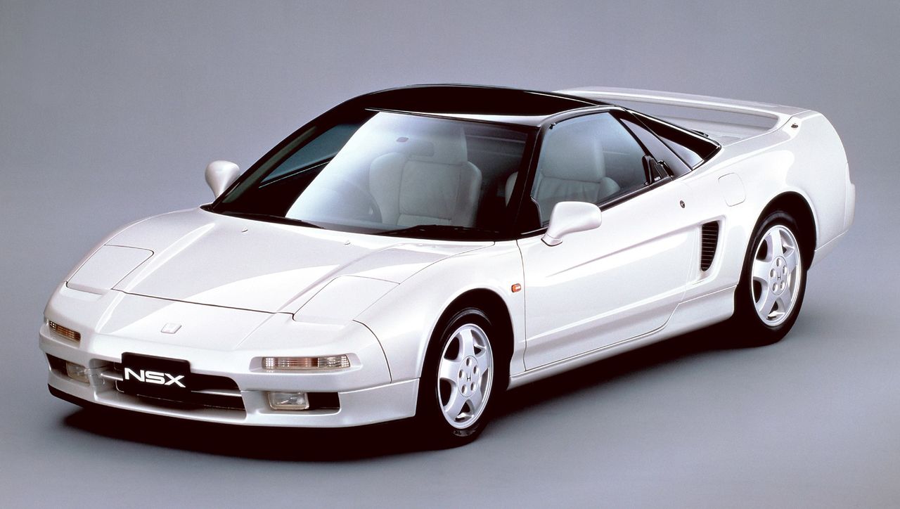سيارة هوندا NSX التي تم إصدارها في شهر سبتمبر/أيلول من عام 1990. كانت سيارة رياضية كاملة مع محرك في وسطها، وهيكل مصنوع بالكامل من الألومنيوم. © هوندا.