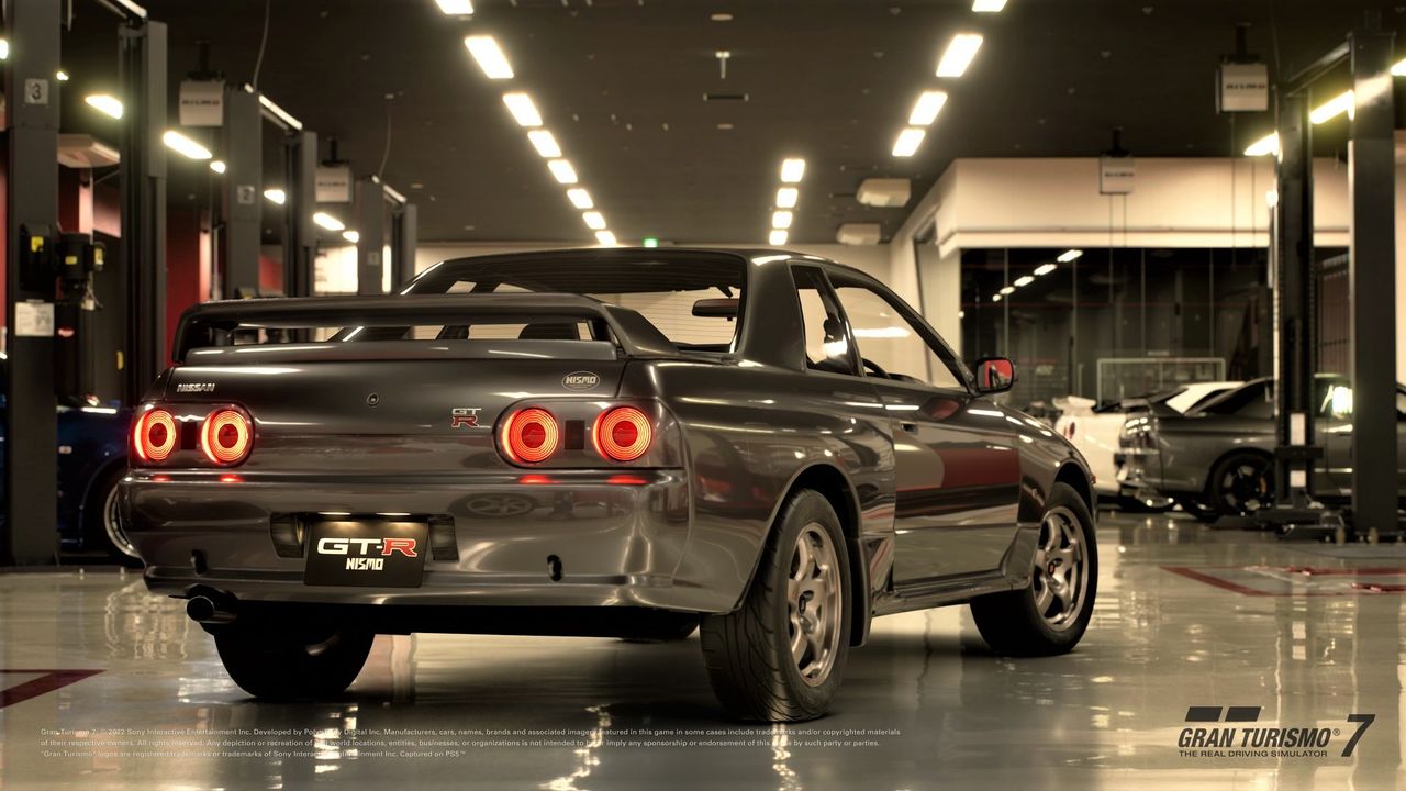 تم تصوير سكايلاين GT-R كما لو كانت سيارة حقيقية في لعبة الفيديو”غران تورزمو 7“ (يمين) الخاصة بجهاز بلاي ستيشين 5 وبلاي ستيشين 4. طراز ذو شعبية بطبيعة الحال بين أحدث إصدارات اللعبة.