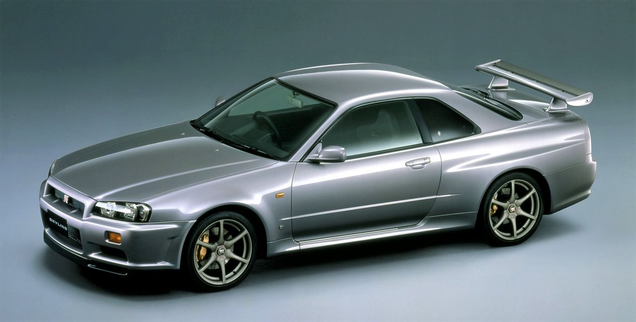 سيارة نيسان سكايلاين GT-R (طراز BNR34) التي تم إصدارها في شهر يناير/كانون الثاني من عام 1999. كانت آخر سيارة GT-R مزودة بمحرك ذي ست أسطوانات. © نيسان.