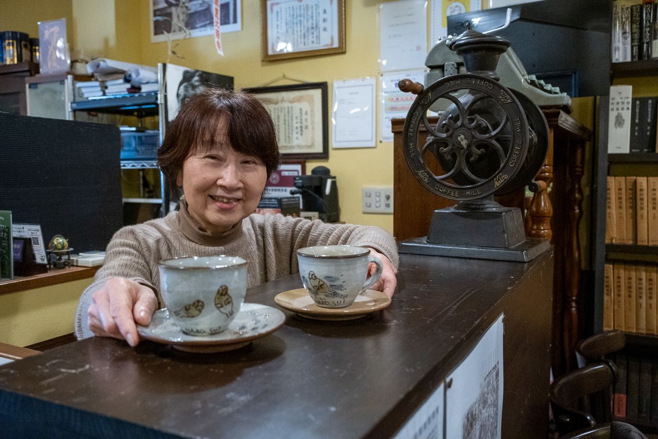 هانادا نوريكو صاحبة مقهى هاكوزاكي سويزوكوكان. أكواب المتجر مميزة بتصميمها الخاص الذي يصور أسود البحر اليابانية. (هاياشي ميتشيكو)