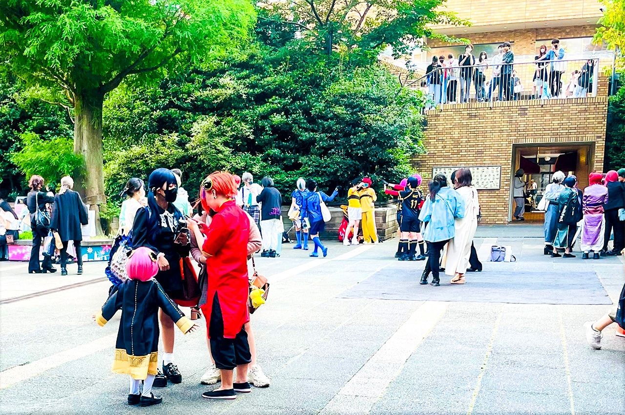 أحد مشاهد فعالية أزياء الكوسبلاي المُقامة في متنزه هيغاشي إيكيبوكورو المركزي. حيث شهدت المناسبة تنافسًا قويًا بين الحضور رغبة في إظهار مدى مصداقية أزياءهم. (© هانيؤكا يوري)