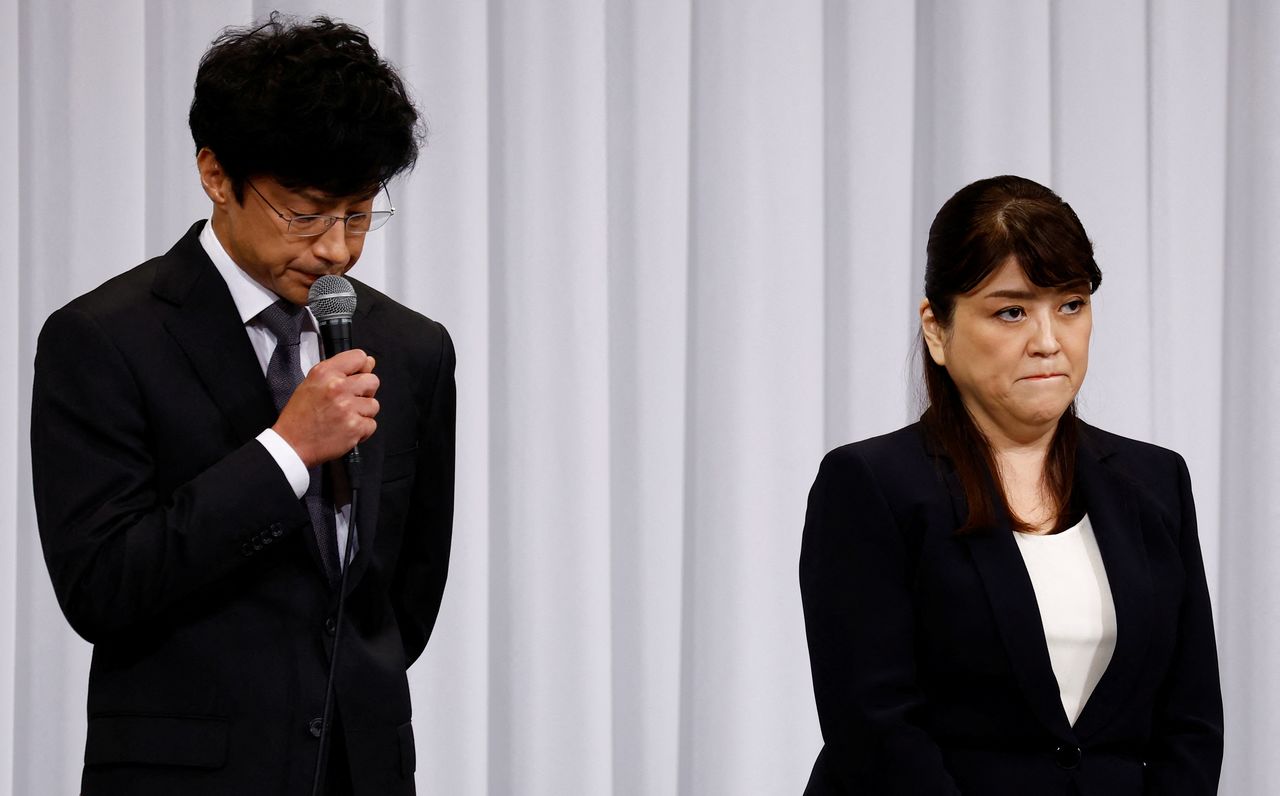 على اليسار، هيغاشياما نورييوكي الرئيس الجديد لشركة Smile Up، وجولي فوجيشيما الرئيسة السابقة لشركة Johnny’s and Associates، في مؤتمر صحفي في 7 أيلول/سبتمبر 2023 (© رويترز/ كيم كيونغ هوون).