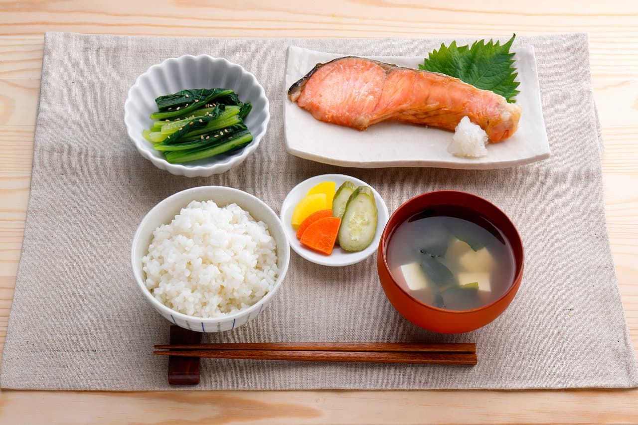 وجبة يابانية نموذجية مكونة من حساء وأرز وثلاثة أطباق (© بيكستا).