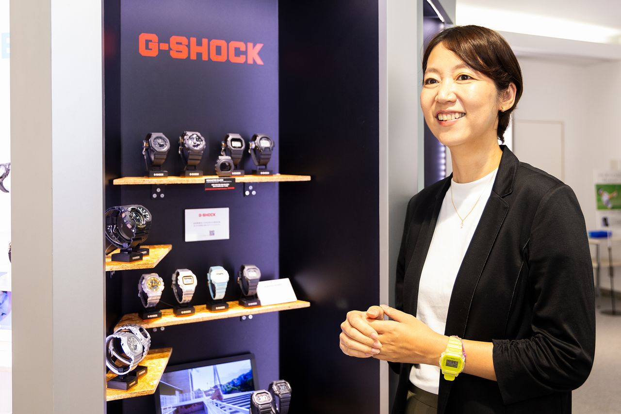 مديرة القسم ماتسومورا التي عملت على تسجيل العلامة التجارية ثلاثية الأبعاد لساعة ”جي شوك“.