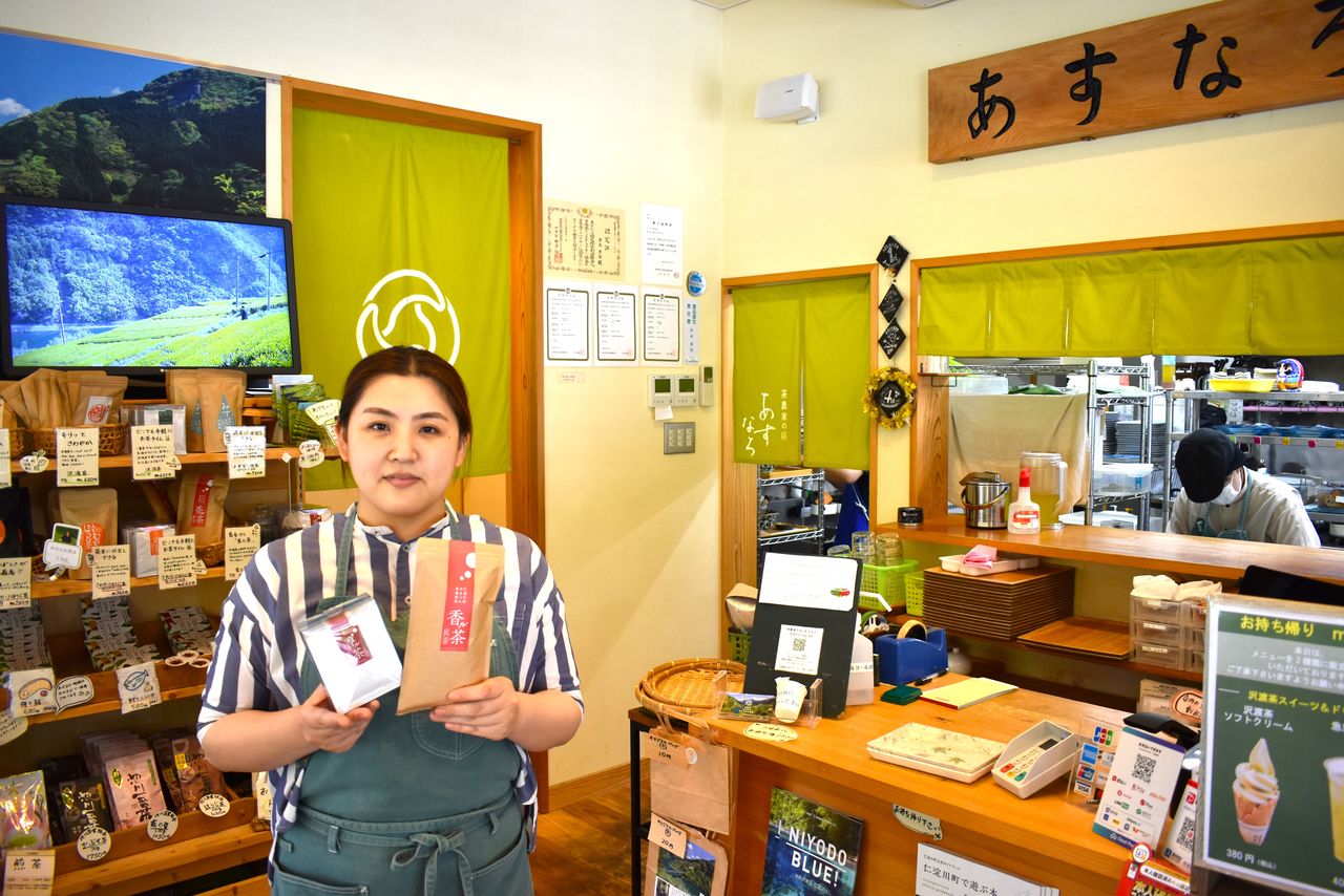 كيشيموتو ميكا تستعرض منتجات متجرها.