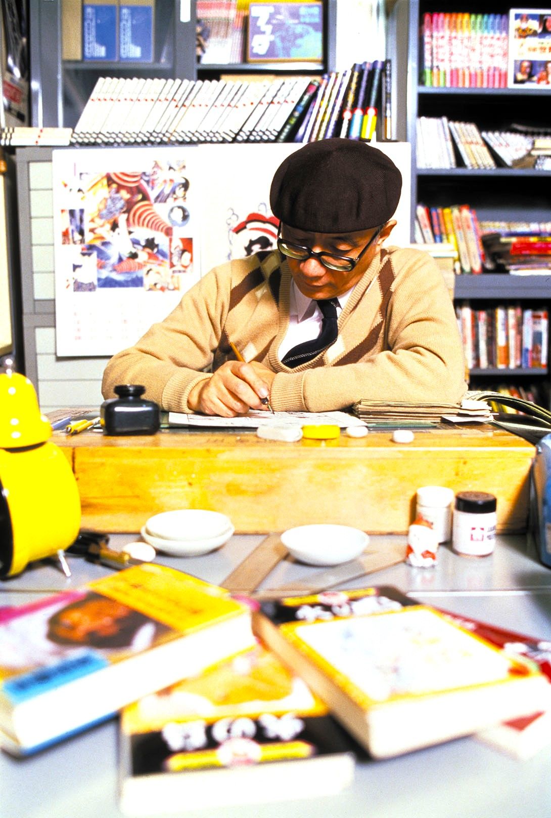 ولد تيزوكا أوسامو في محافظة أوساكا في عام 1928، ونشرت أعماله الاحترافية في عالم المانغا لأول مرة في عام 1946 واستمر في إنتاج الأعمال بمعدل مذهل حتى وفاته عن عمر ناهز 60 عاما في عام 1989 (© تيزوكا برودكشنز).