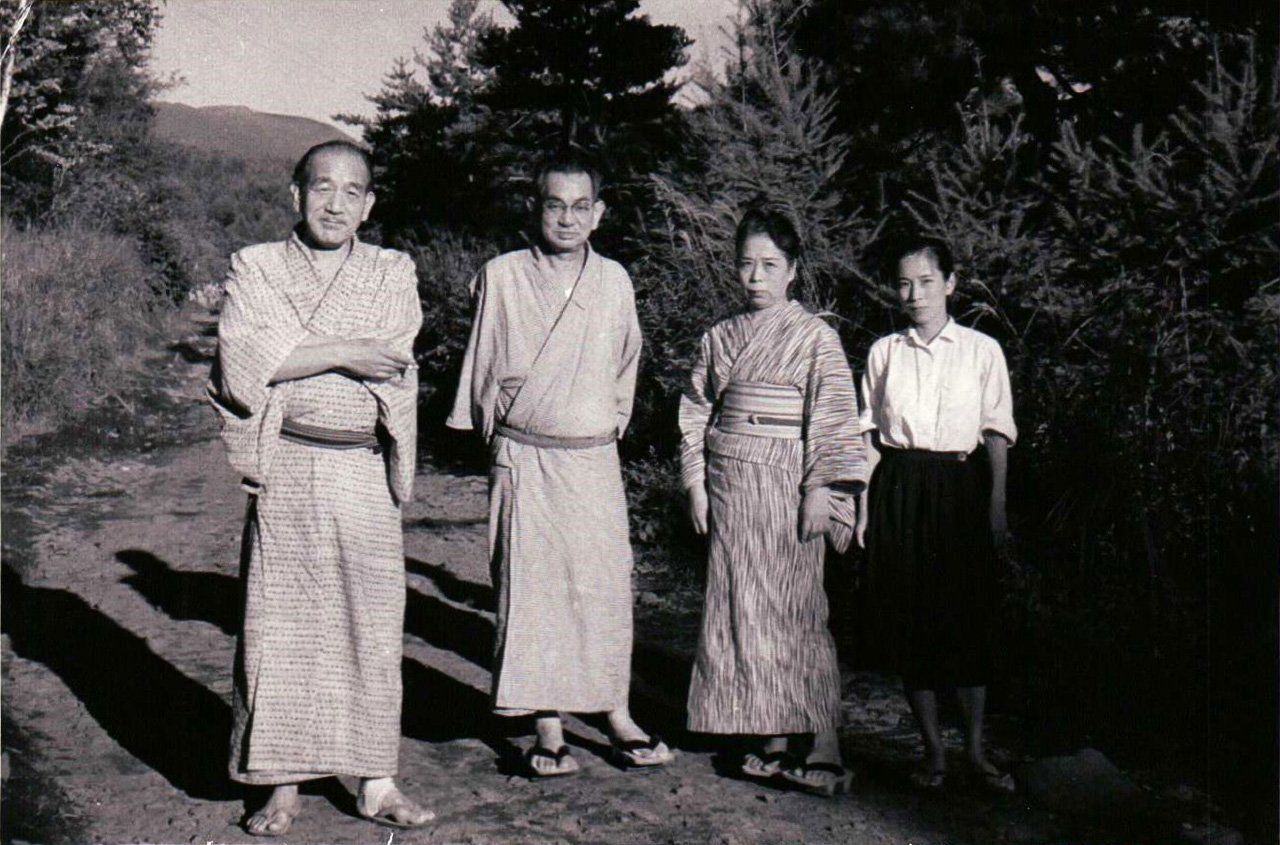 من اليسار: أوزو ياسوجيرو ونودا كوغو مع زوجته شيزو وابنتهما ريكو. (الصورة إهداء من معهد كوغو نودا التذكاري لأبحاث كتّاب تاتيشينا)