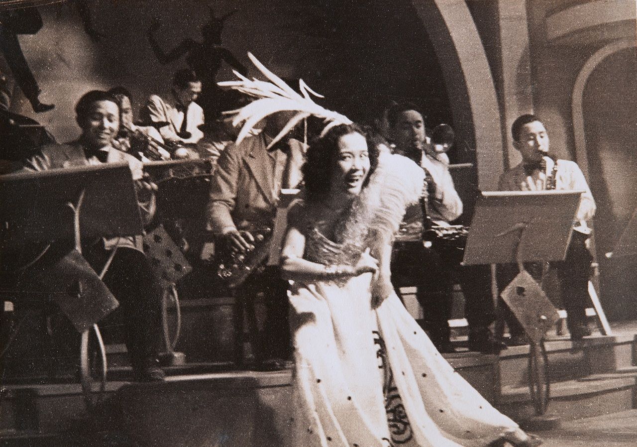 تؤدي كاساغي شيزوكو أغنية ”جانغل بوغي“ في فيلم ”الملاك السكير“ للمخرج كوروساوا عام 1948 (بإذن من أرشيف صور كاساغي شيزوكو).