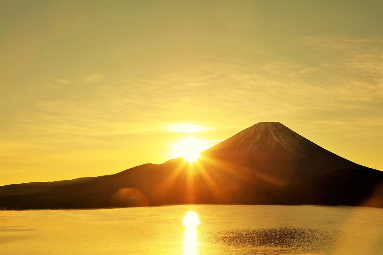 أول شروق للشمس فوق جبل فوجي (© بيكستا).