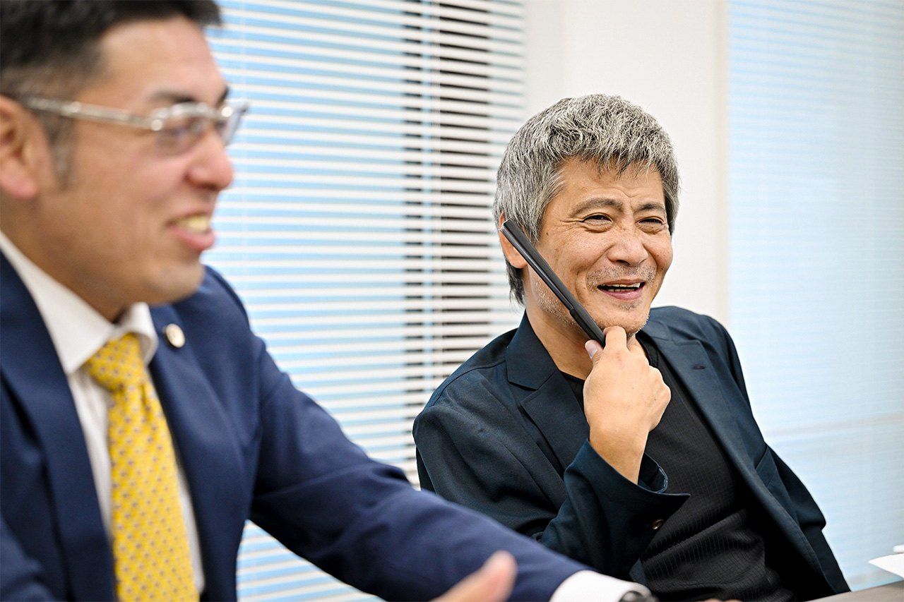 السيد موروهاشي (يسار) والسيد كومورا يتحدثان في مقر nippon.com