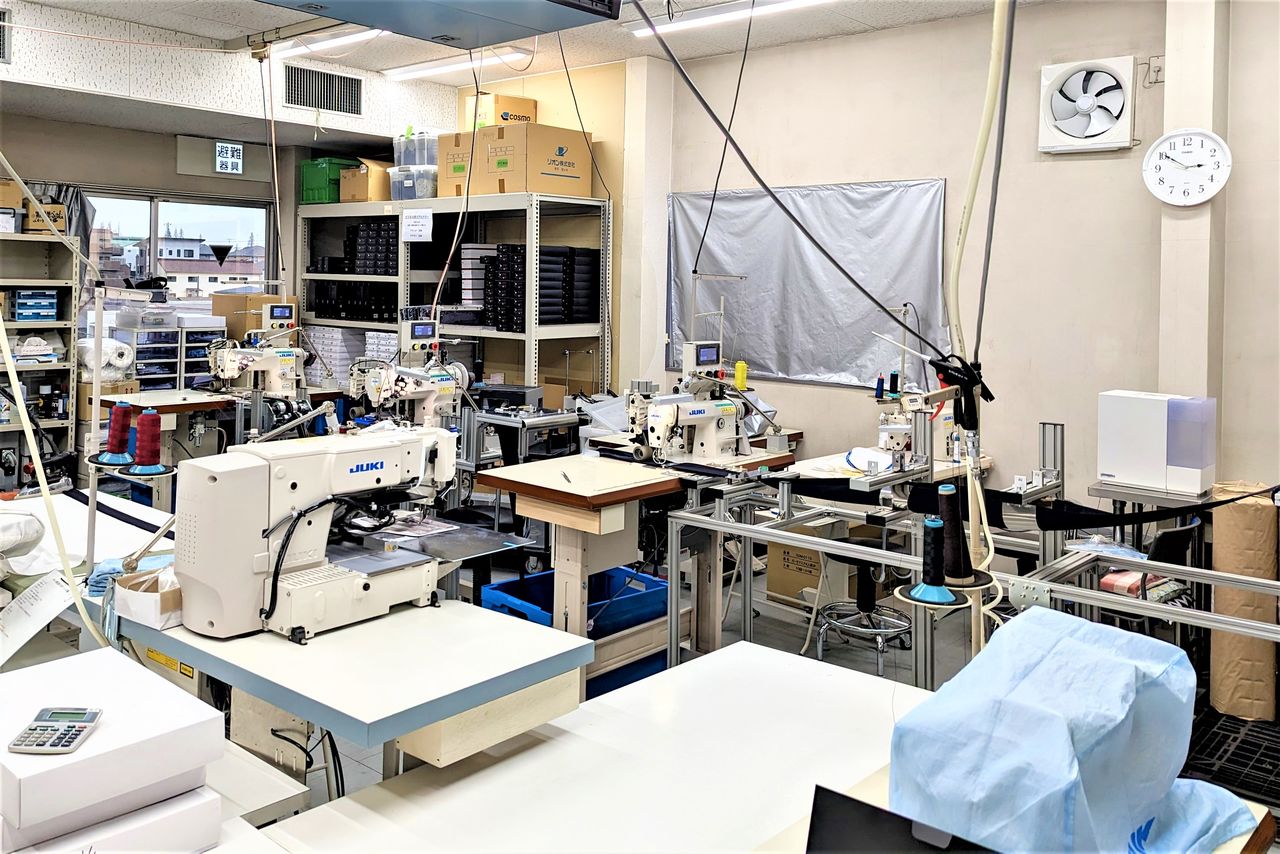 إن الدروس التي اكتسبتها شركة شيروهاتو من خلال صناعة الأقنعة واضحة في كل جانب من جوانب إنتاج حزام كور إينرجي. © كومازاكي تاكاشي.