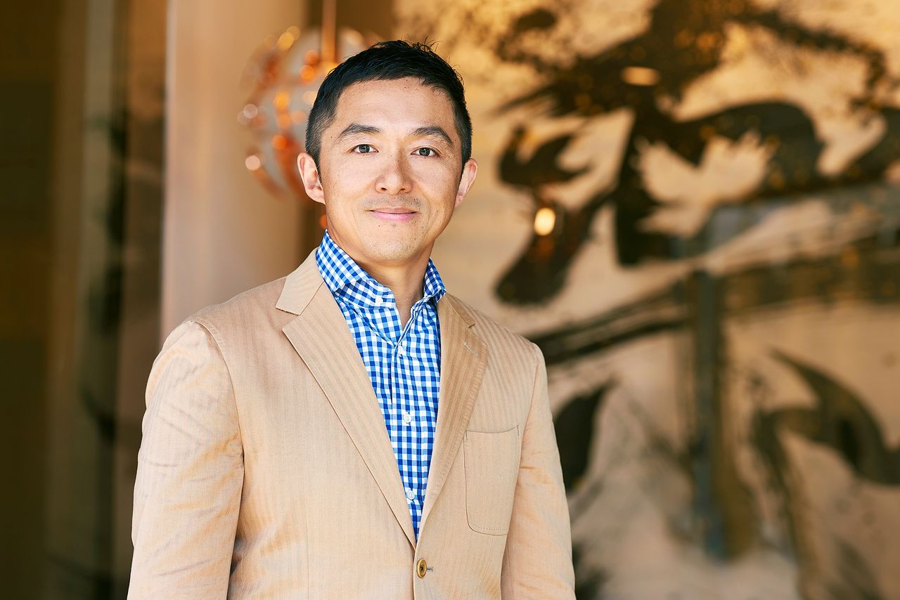 صورة للرئيس التنفيذي يوكوي تاكانو الذي لم يقتصر نشاطه في الإشراف على أعمال تصنيع أقنعة الوجه، بل ابتكر حزام كور اينرغي. © كور تكنولجي.