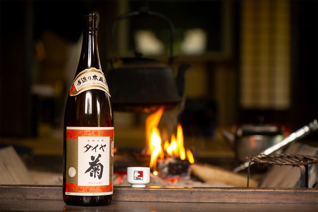تم إصدار (دايّا كيكو) زجاجة تذكارية خاصة من مشروب الساكي الذي كان يحبه أوزو بمناسبة الذكرى الـ 120 لميلاده (© كوديرا كي)