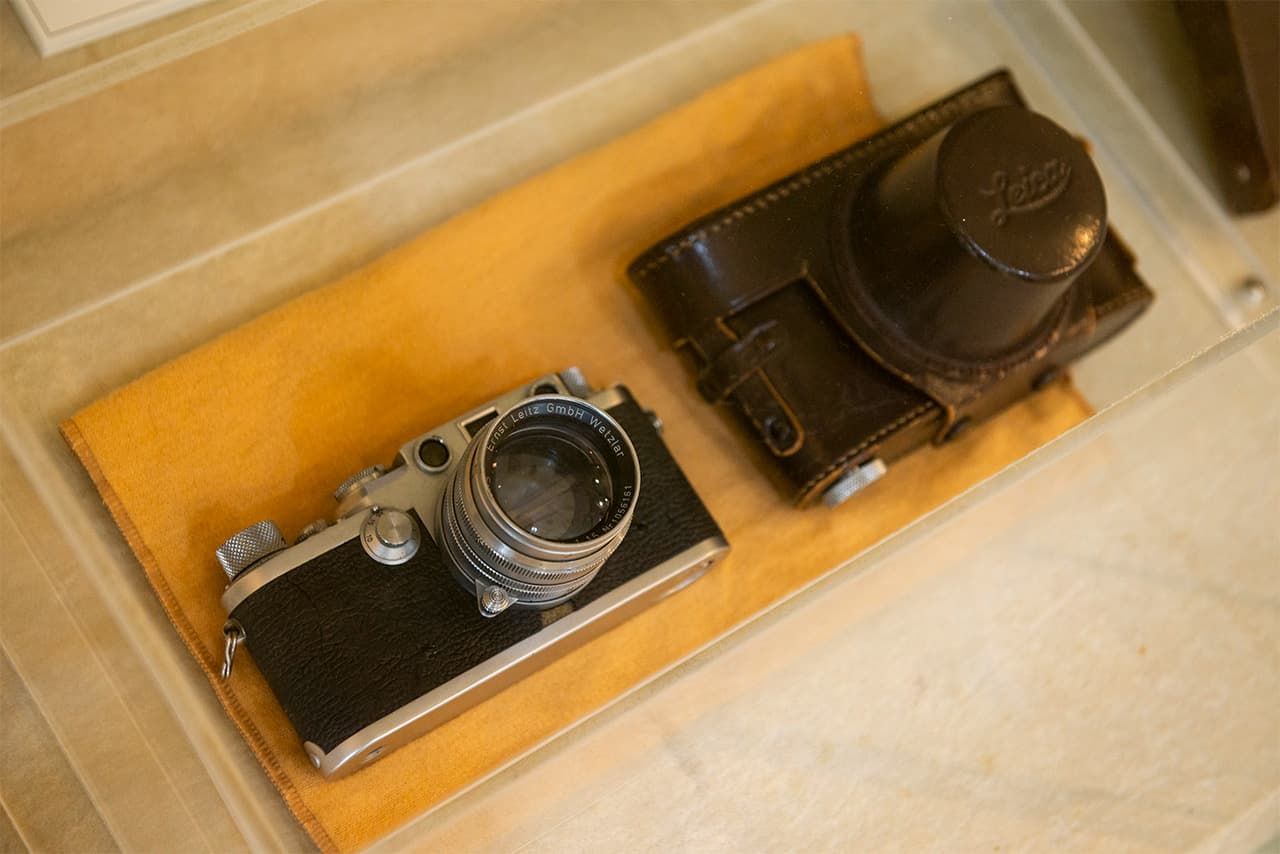 الكاميرا التي أهداها أوزو لابن أخته، معروضة في معرض صغير بجوار محطة تشينو (© كوديرا كي)