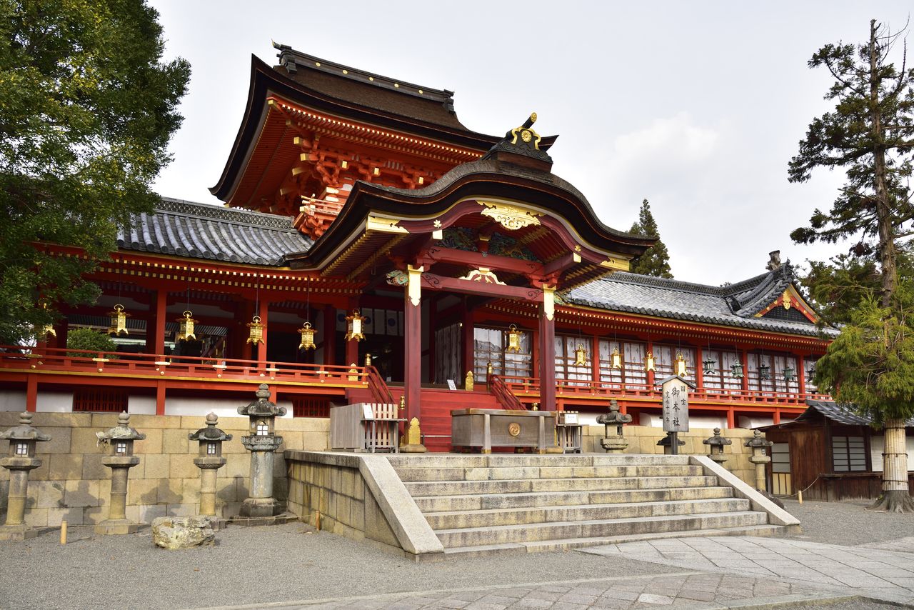 القاعة الرئيسية في معبد إيشيشيميزو هاتشيمان في كيوتو (© بيكستا).