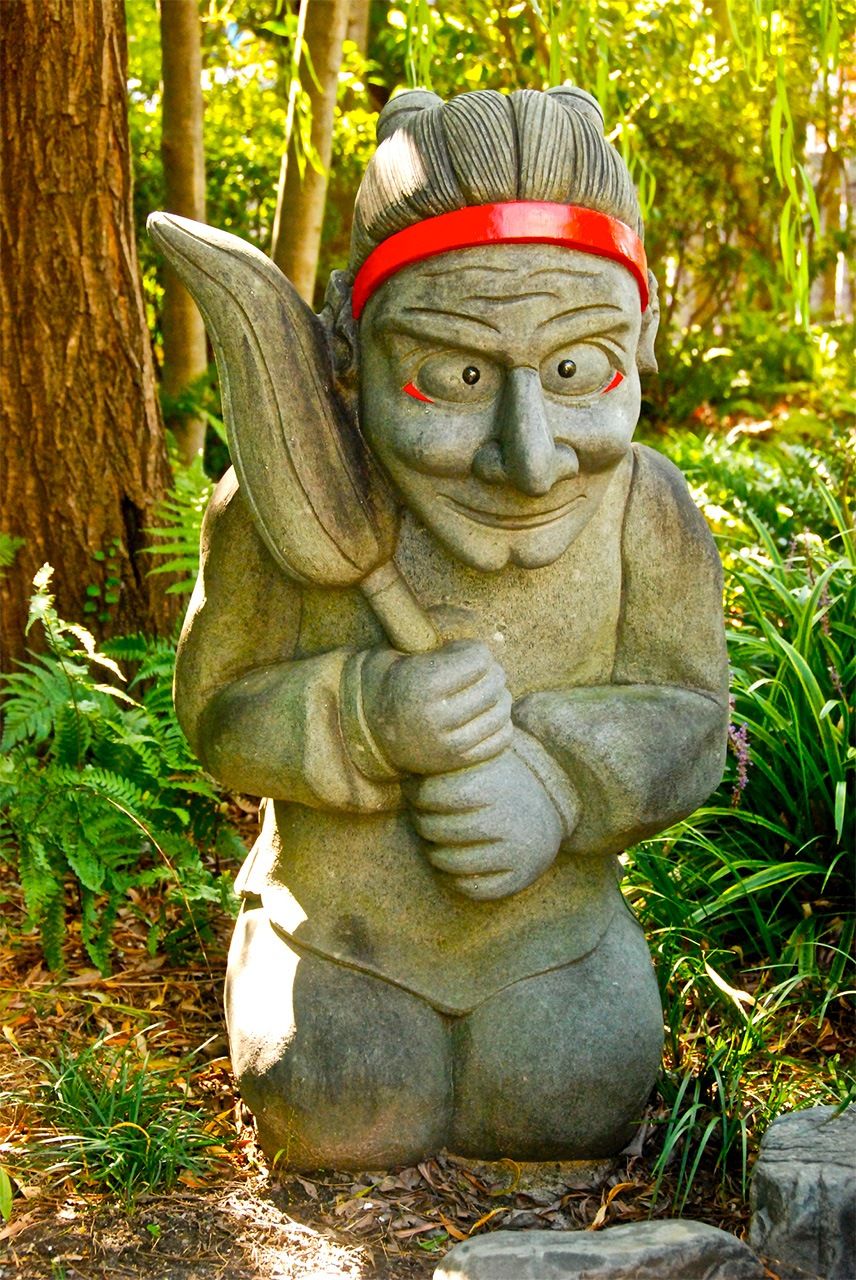 تمثال حجري يجسد شيكيغامي في معبد آبي نو سيمي (© بيكستا)