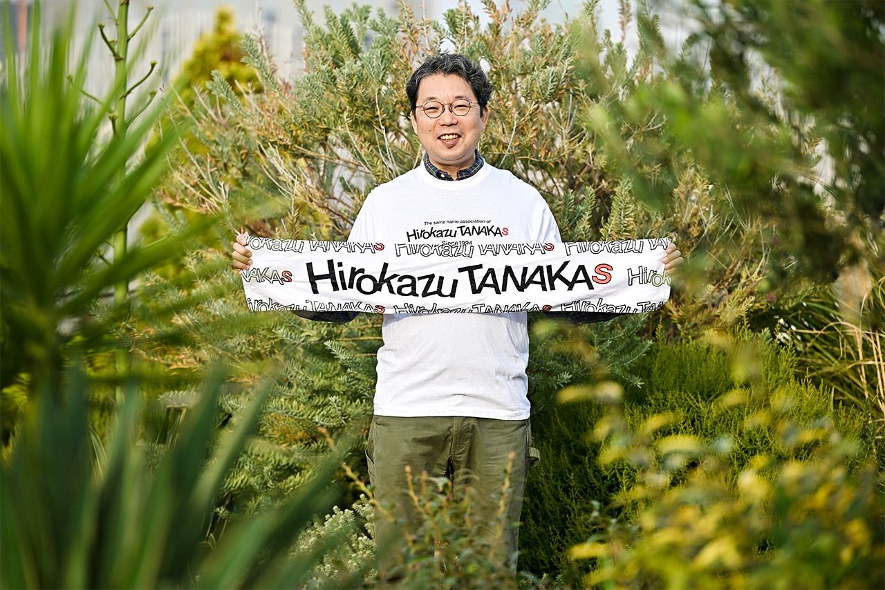 بين الحشود أو وسط الغابات، طالما بقي اسم تاناكا هيروكازو صامدًا، فإن طبيعته المتأصلة لن تتزعزع. (© إيكازاكي شينوبو)