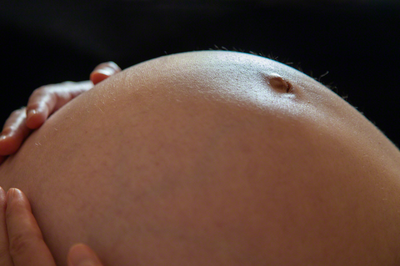 مع اقتراب فترة الولادة، يكون الوقت قد حان تقريبًا ليترك الجنين مخبأه العائم في السائل الأمنيوسي (الذي له نفس درجة ملوحة مياه البحر) وينطلق في رحلته عبر الحياة. (&copy; أونيشي ناروأكي)