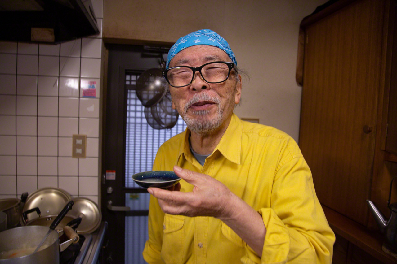 تذوَّق المرق وقال &rdquo;أبدو كغوريلا ضاحكة.. أليس كذلك؟ كل الكائنات الحية تصنع مثل هذه الابتسامة عندما تتذوَّق شيئًا لذيذًا حقًا&ldquo; &copy; أونيشي ناروأكي.