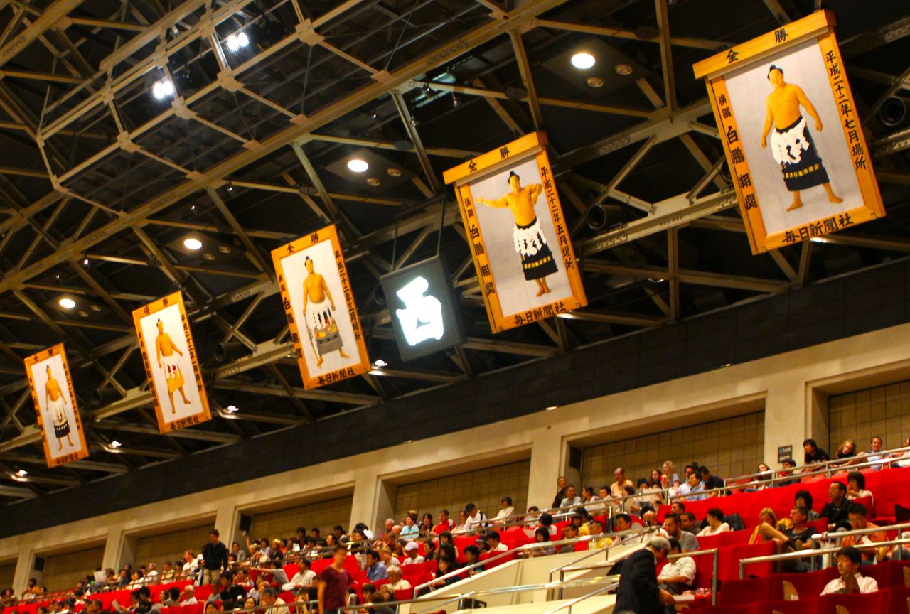 صور البطولة معلقة داخل حلبة ˮكوكوغيكان“. الصور بتكليف من شركة صحيفة ˮماينيتشي“، وهي للفائزين في آخر 32 بطولة. (© جيجي برس)