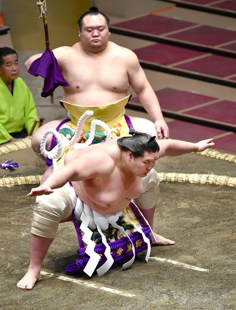 حامل لقب الـ يوكوزونا ˮتيرونوفوجي“ يؤدي مراسم دخول الحلبة بأسلوب ˮشيرانوي“. (© كيودو)