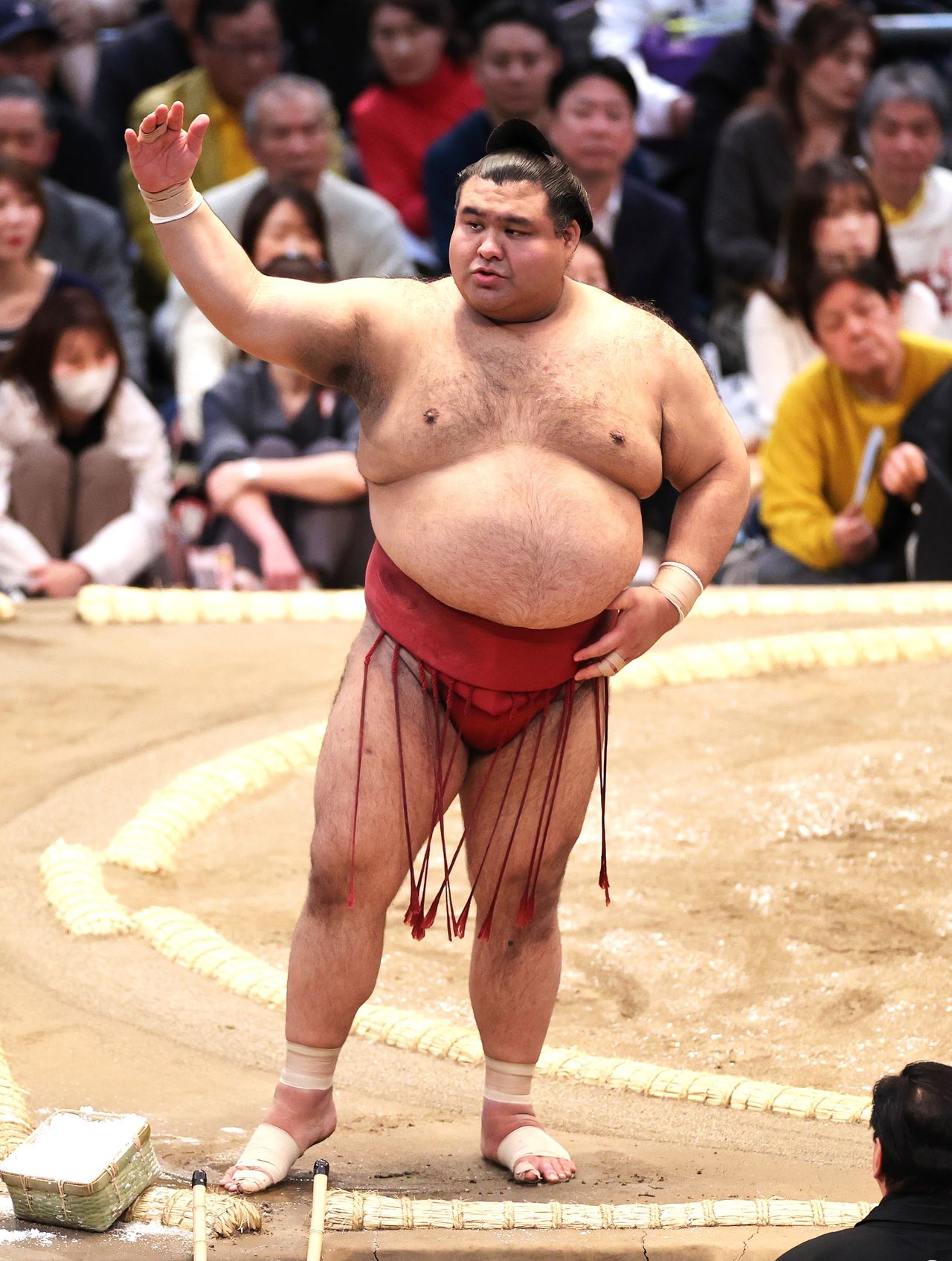 ˮتاكاياسو“ يضرب بيده على حزام الوسط الـ ˮشيميكومي“ استعدادًا لبدء النزال. (© جيجي برس)