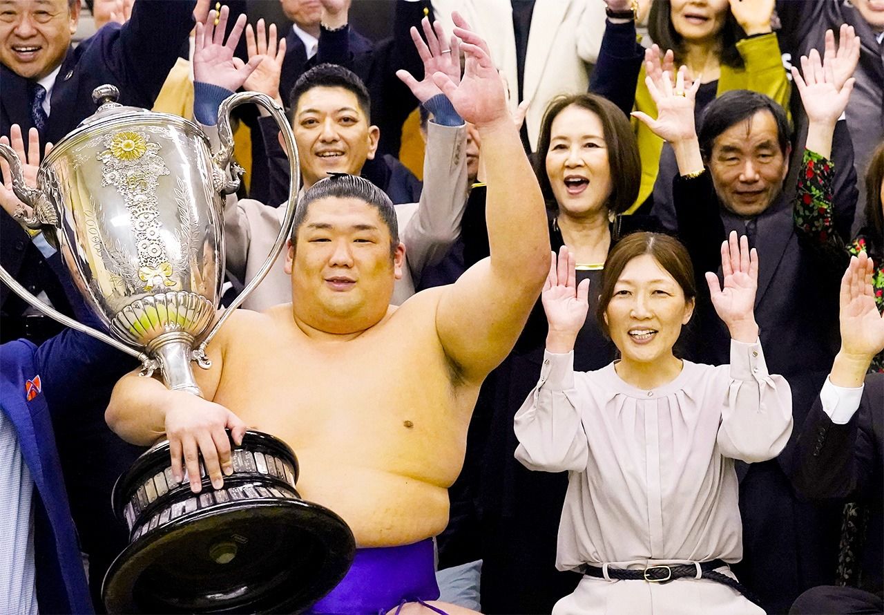 ˮتاكيروفوجي“ يحتفل بفوزه في بطولة الربيع في أوساكا في 24 مارس/ آذار 2023، مع والدته ˮإيشيؤكا موموكو“ إلى جانبه. حيث كان أول مصارع سومو منذ 110 سنوات يفوز بالبطولة في أول ظهور له في قسم التصنيف الأعلى ˮماكونؤتشي“. (© جيجي)