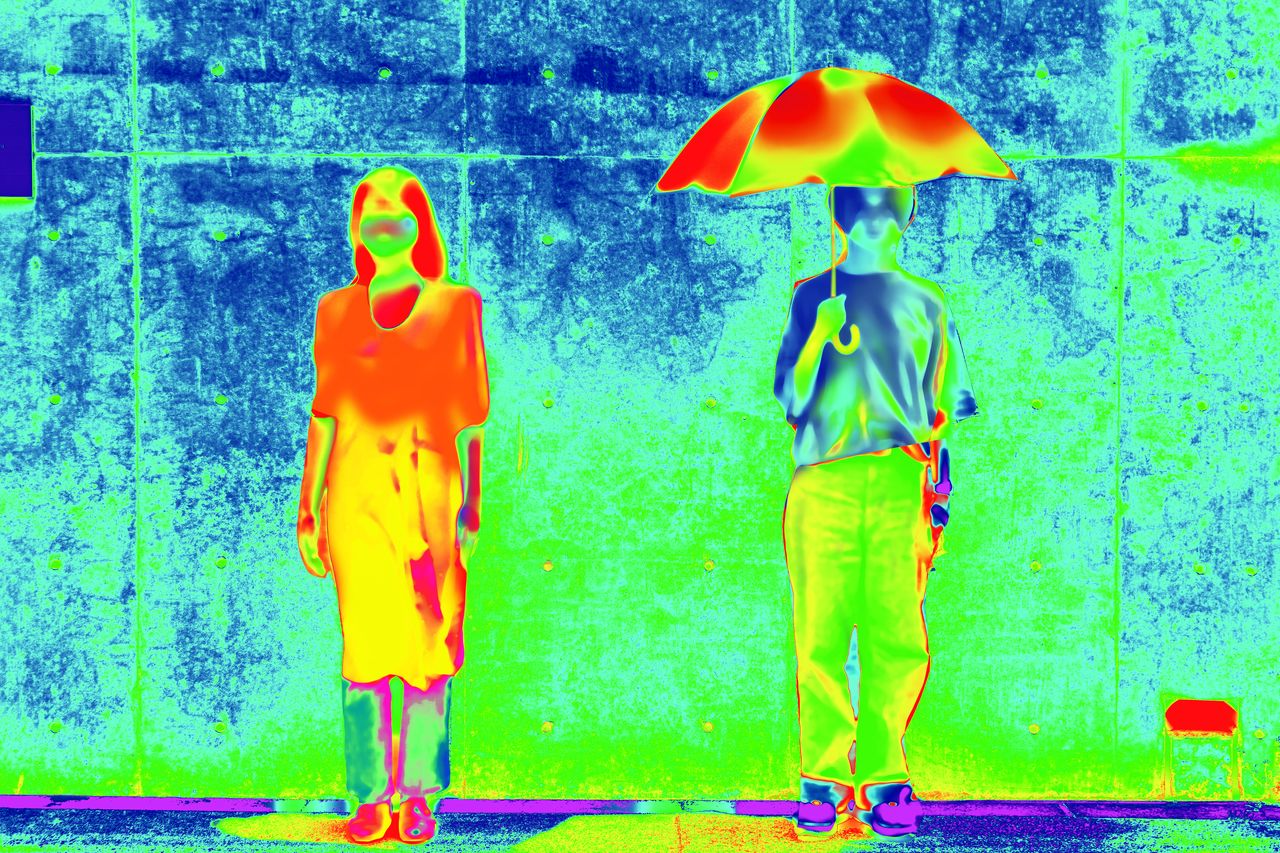 تُظهر صورة التصوير الحراري بالأشعة تحت الحمراء اختلاف درجة الحرارة عند استخدام المظلة أو بدونها. (الصورة من إهداء وورلد بارتي)