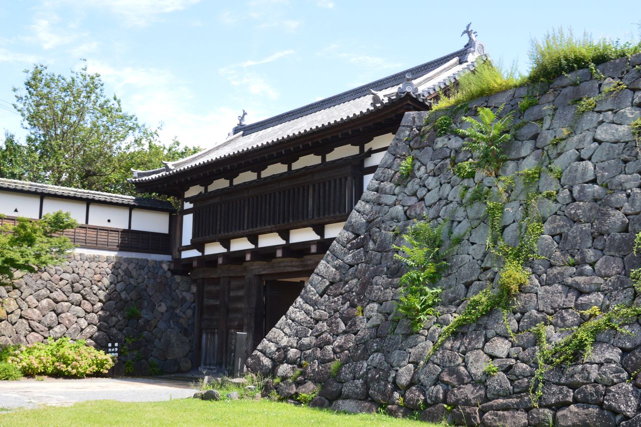 بوابة أوتيمون في كومورو بمحافظة ناغانو، هي بقايا أنقاض قلعة كومورو، التي حكمها سينغوكو هيديهيسا خلال فترة إيدو (© بيكستا).