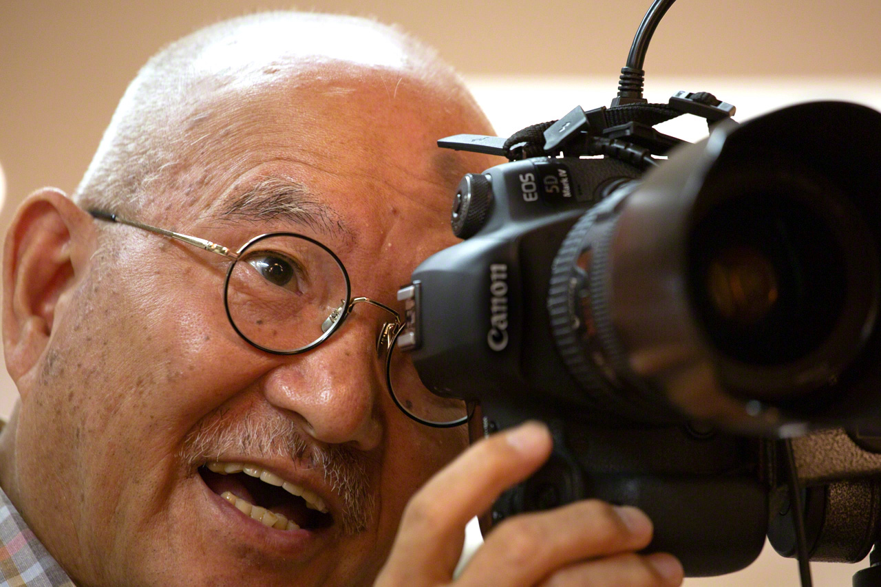 كان نودزو يمارس الأيكيدو لسنوات عديدة. وهو منغمس في التصوير الفوتوغرافي كما لو كان يتناغم مع ”الإحساس“ المنبعث من موضوع الصور.