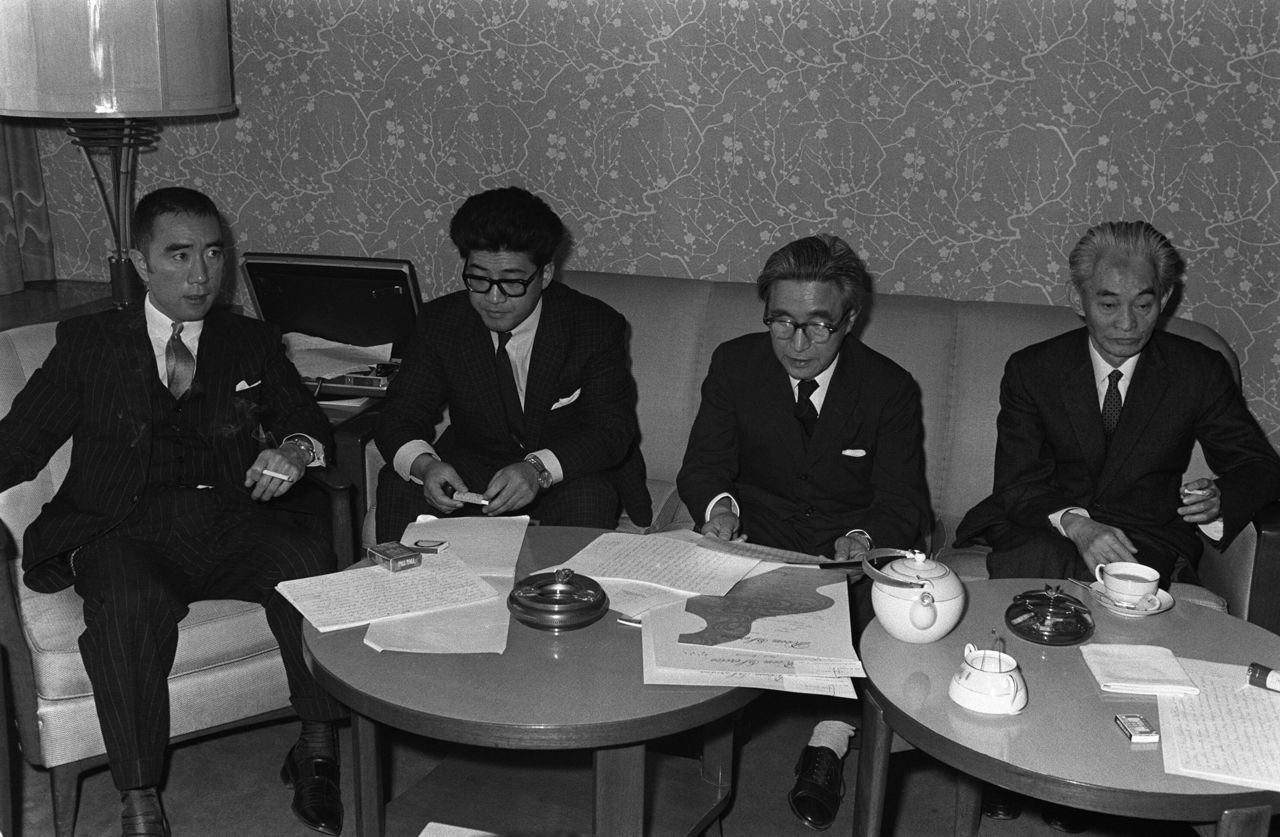  الكُتَّاب (من اليسار) ميشيما يوكيو، أبي كوبو، إشيكاوا جون، كاواباتا ياسوناري وهم يقرؤون بيانا في مؤتمر صحفي ينص على ”استقلال الفنون الأكاديمية فيما يتعلق بالثورة الثقافية الصينية“. فندق تيكوكو في حي تشيودا في طوكيو. تصور بتاريخ 28/2/1967 (جيجي برس).