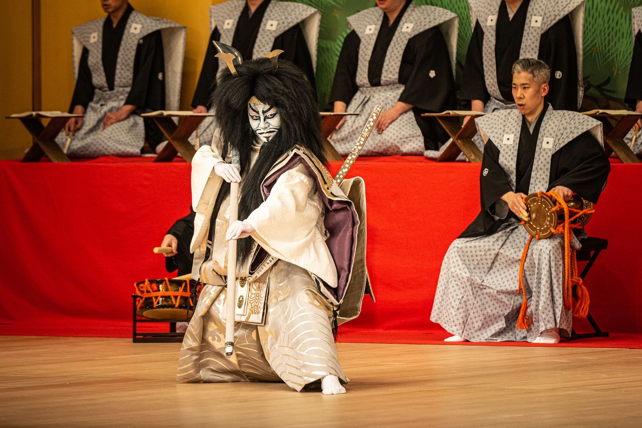 لعب تاكانوسوكي في عام 2022 دور فونا بينكيي الذي كان والده يحب أن يلعبه (© ماتسودا تاداو، بإذن من مكتب تاكايا).