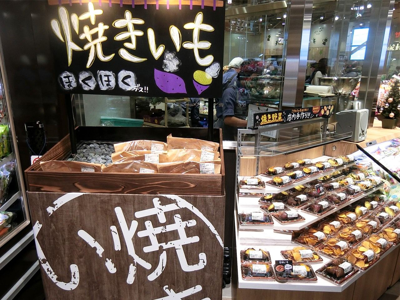 زاوية بيع البطاطا المشوية في قسم المبيعات (الصورة من تقديم شركة ساميتّو)