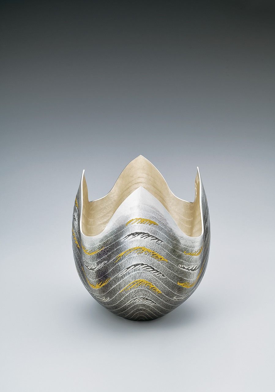 ”المد الربيعي“، إناء زهور فضي مصنوع باستخدام تقنية التشكيل بواسطة المطرقة. عُرض في معرض كوغاي الياباني التقليدي السبعين (2023). (بإذن من جمعية كوغاي اليابانية)