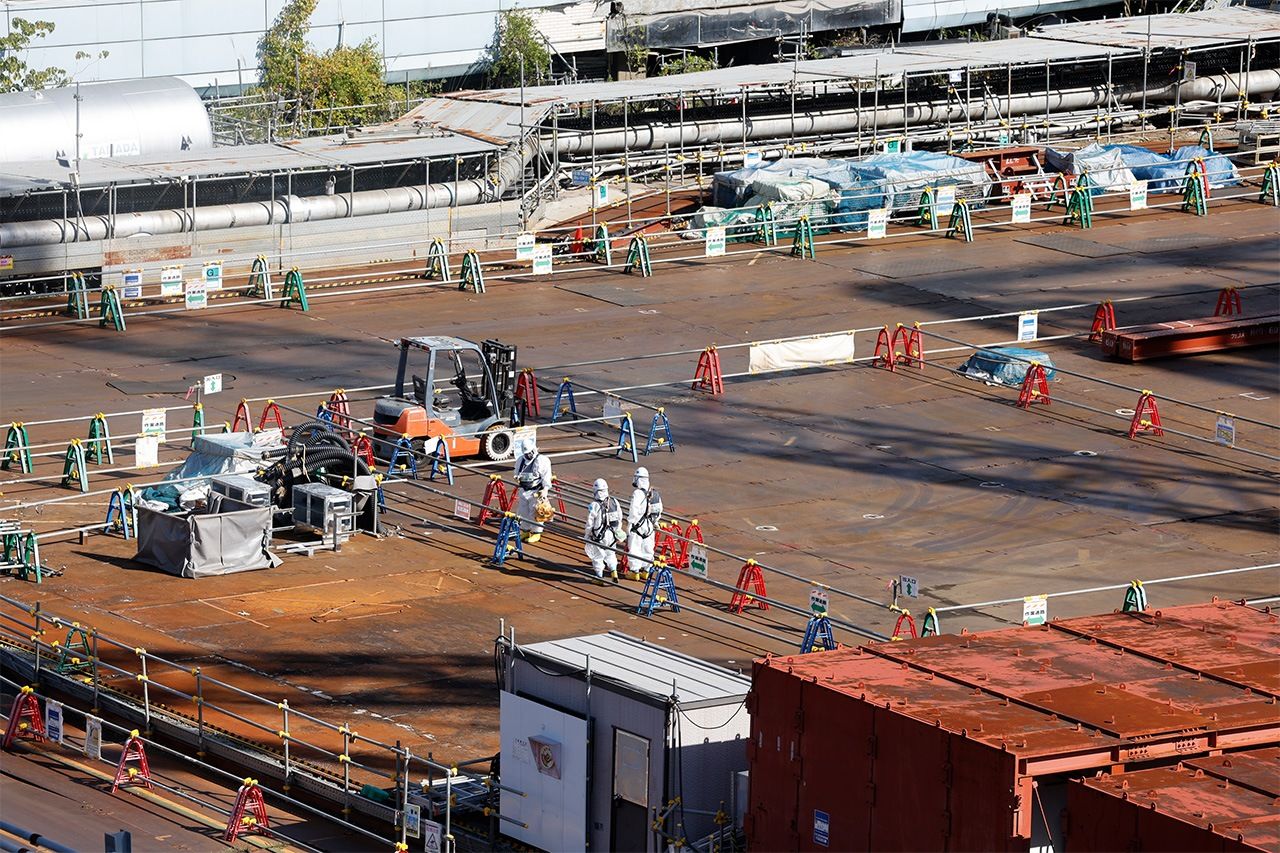 عمال في محطة فوكوشيما دايئيتشي النووية يرتدون ملابس واقية تغطي الجسم بالكامل في 21 أكتوبر/ تشرين الأول 2024. لا تزال مثل هذه التدابير إلزامية عند دخول المناطق ذات مستويات الإشعاع العالية. (© هاشينو يوكينوري)