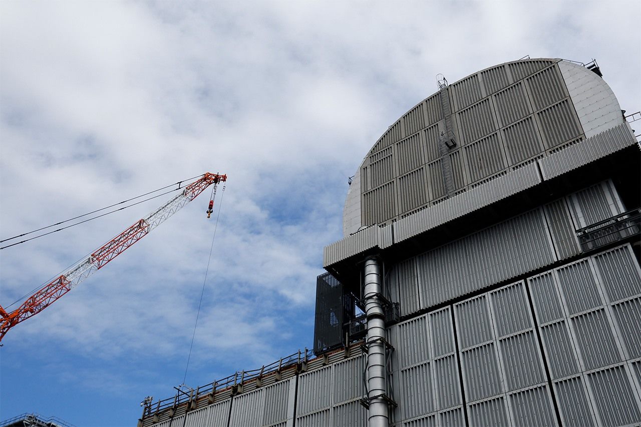 سقف على شكل قبة تم تشييده فوق الوحدة الثالثة من المفاعل لإزالة الوقود النووي المستنفد في محطة فوكوشيما دايئيتشي للطاقة النووية التابعة لشركة طوكيو للكهرباء. (© هاشينو يوكينوري)