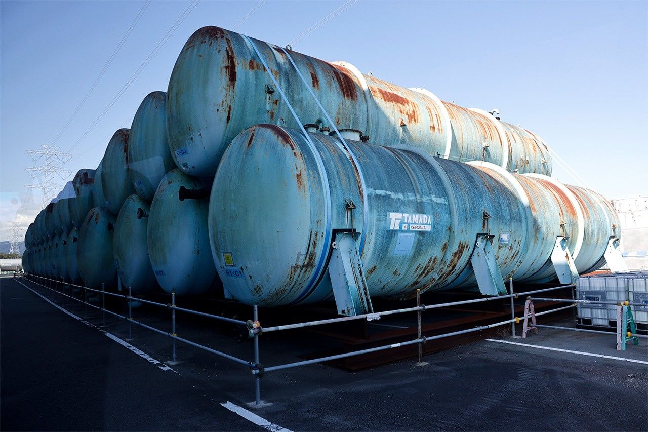 خزانات استُخدمت لتخزين المياه المُعالج مؤقتًا في محطة فوكوشيما دايئيتشي فور وقوع الكارثة. ولم تعد هناك حاجة إليها الآن بعد تركيب خزانات دائمة. (© هاشينو يوكينوري)