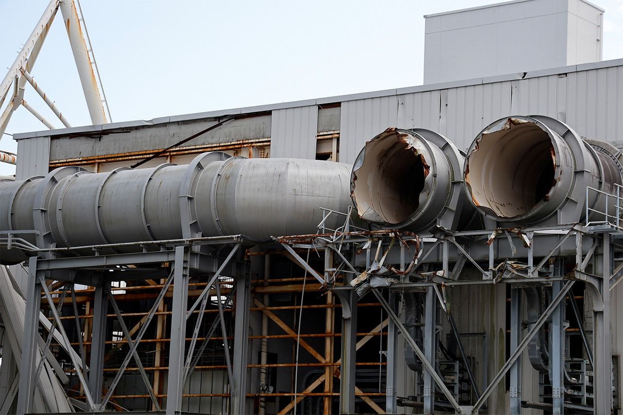 تم قطع قنوات العادم الضخمة للسماح باستكمال أعمال تفكيك المحطة. وكانت هذه القنوات تربط الوحدات من الأولى إلى الرابعة بأبراج العادم. (© هاشينو يوكينوري)