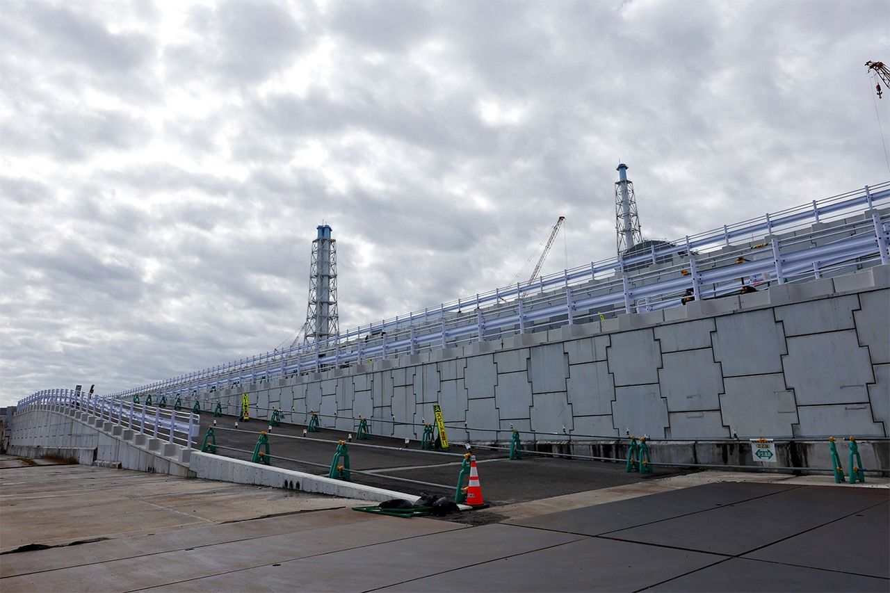 يبلغ طول الجدار البحري الذي تم تشييده للحماية من موجات التسونامي حوالي كيلومتر واحد. (© هاشينو يوكينوري)