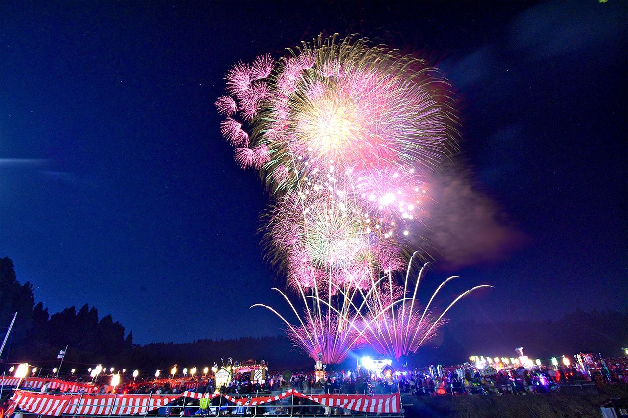 تضيء مفرقعة ”ستار ماين“ السماء احتفالا بوصول الشباب إلى سن الرشد (بإذن من إدارة بلدية أوجيا).