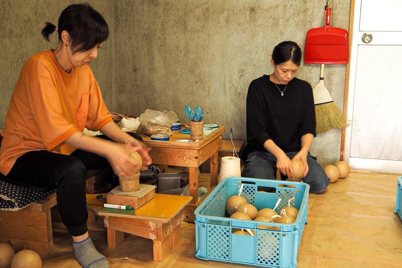 يتم وضع عدة طبقات من الورق على الجانب الخارجي لكل مفرقعة نارية لجعلها أكثر قوة عند إطلاقها (© شينوهارا تاداشي).