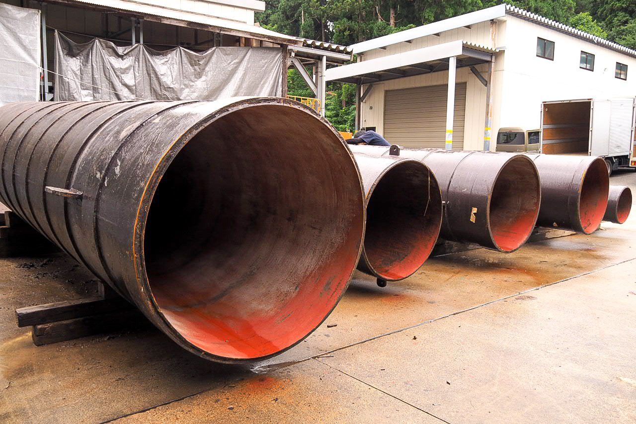 أنابيب إطلاق ضخمة تستخدم لإطلاق مفرقعات كبيرة يبلغ قطرها 90 و120 سم (© شينوهارا تاداشي).