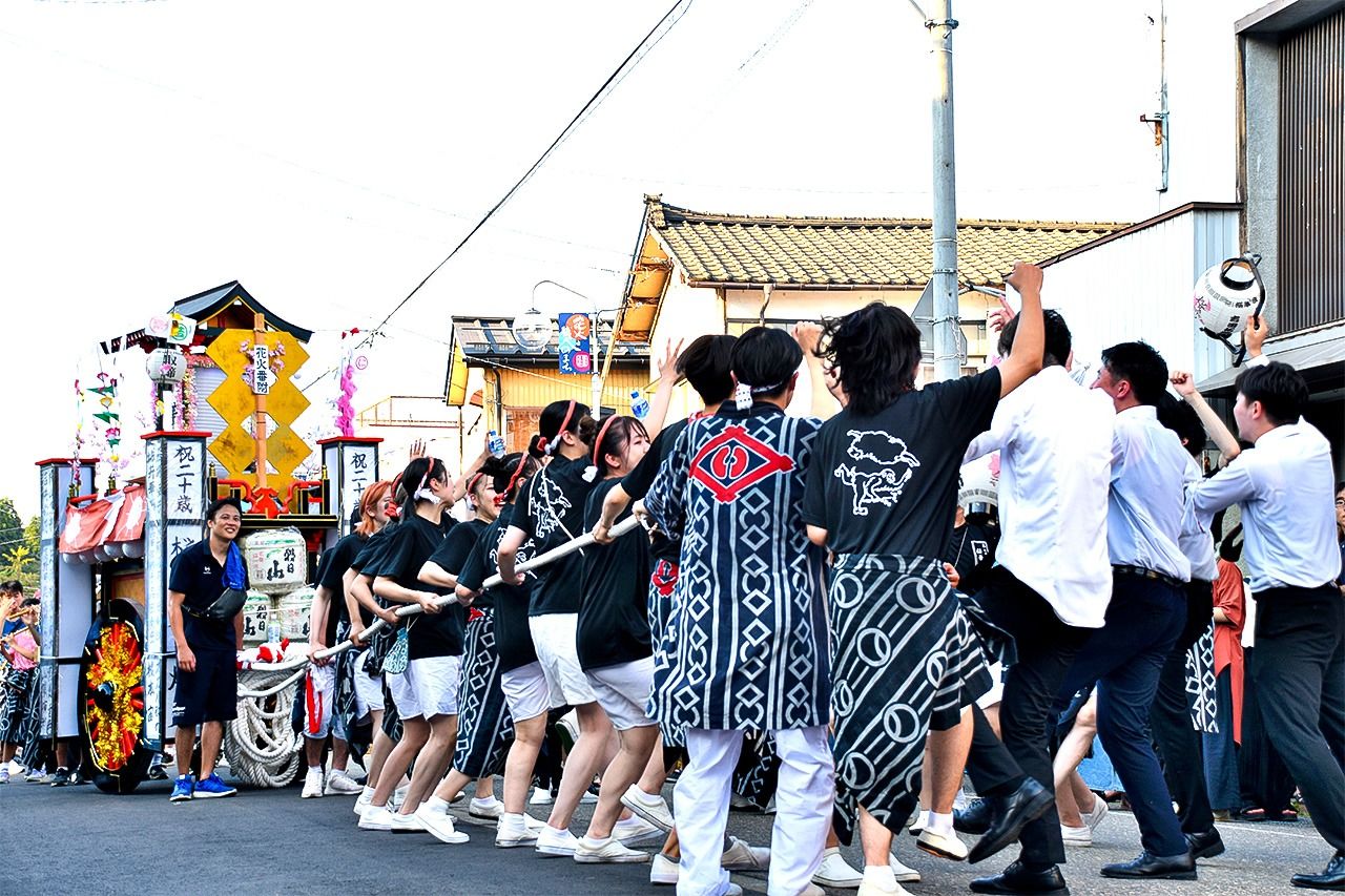 شباب يبلغون 20 عاما في طقوس سييجين تاما أوكوري (بإذن من إدارة بلدية أوجيا).