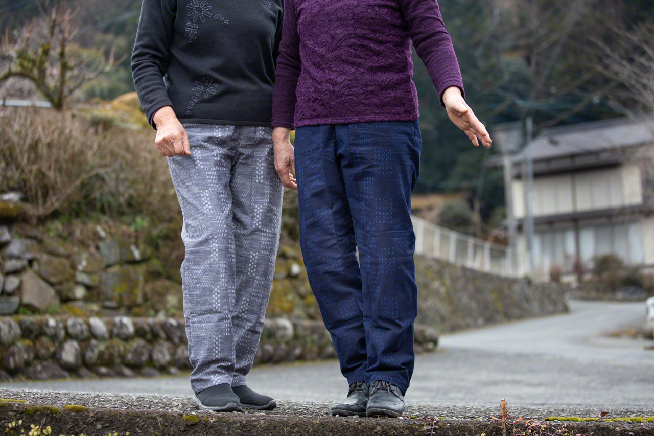 تتميز ملابس &rdquo;مونبي أوكيهانوتاكارا&ldquo; بأنها عملية ومريحة. وقد لاقت رواجًا كبيرًا بين الرجال والنساء من جميع الفئات العمرية. (&copy; أونيشي ناروأكي)