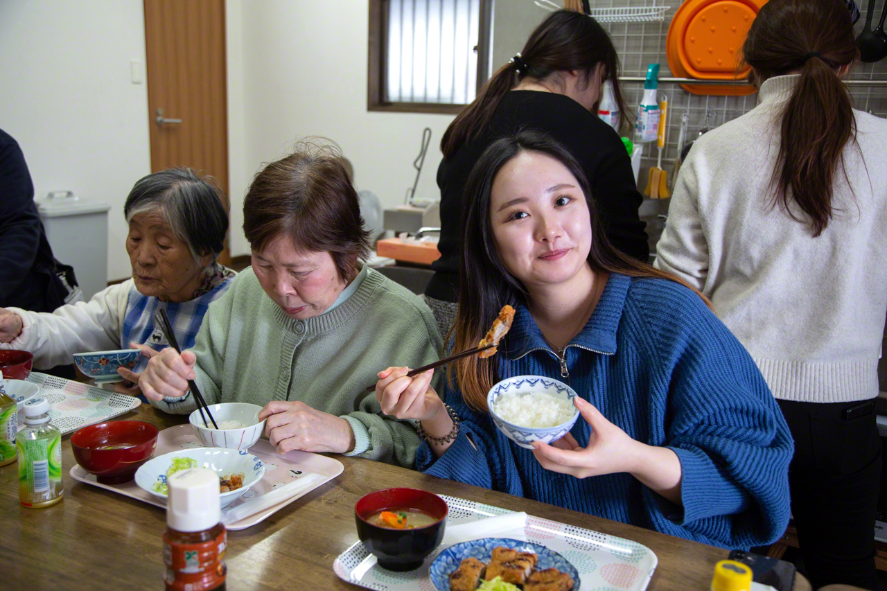 تانيغوتشي كارين (على اليمين)، متدربة في شركة أوكيهانوتاكارا وطالبة في كلية التصميم حيث يُحاضر أوكوما، تلعب دورًا رئيسيًا في أعمال التصميم للمجلة والمقاهي. (&copy; أونيشي ناروأكي)