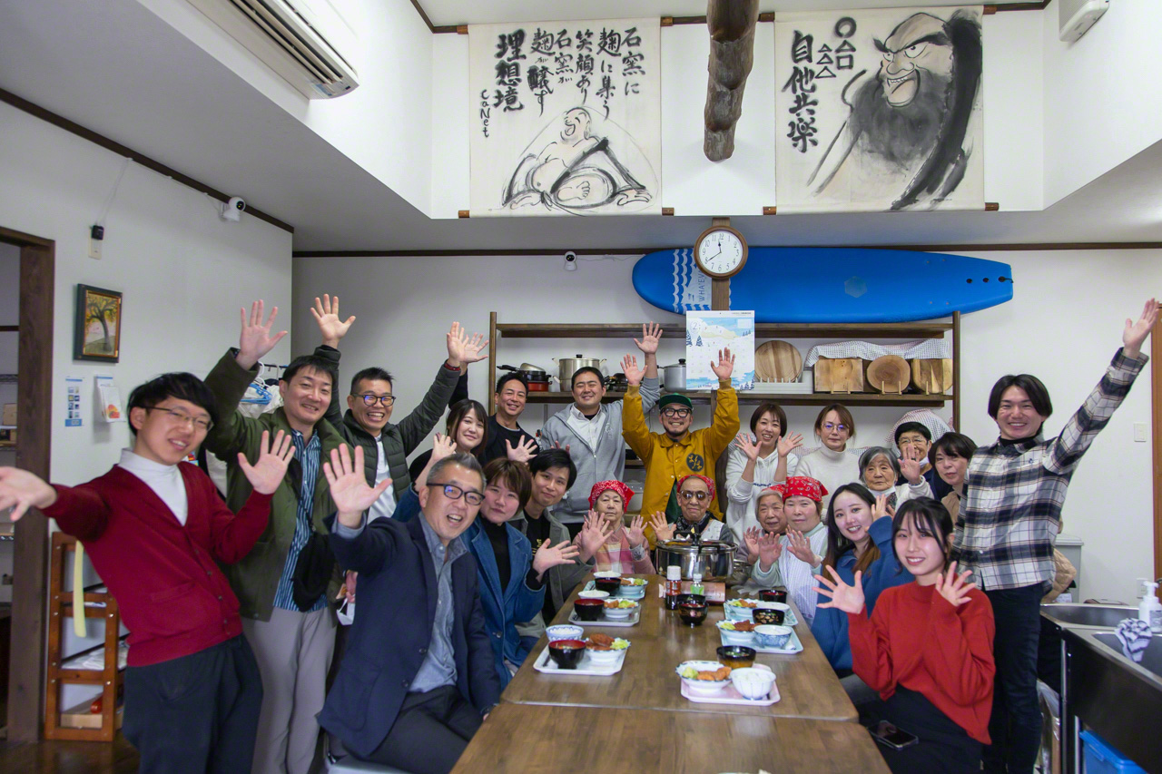 شركاء العمل مجتمعين معًا في إحدى المناسبات. يجمع أوكوما الأعضاء بفضل قدرته على توثيق العلاقات بين الناس. (&copy; أونيشي ناروأكي)