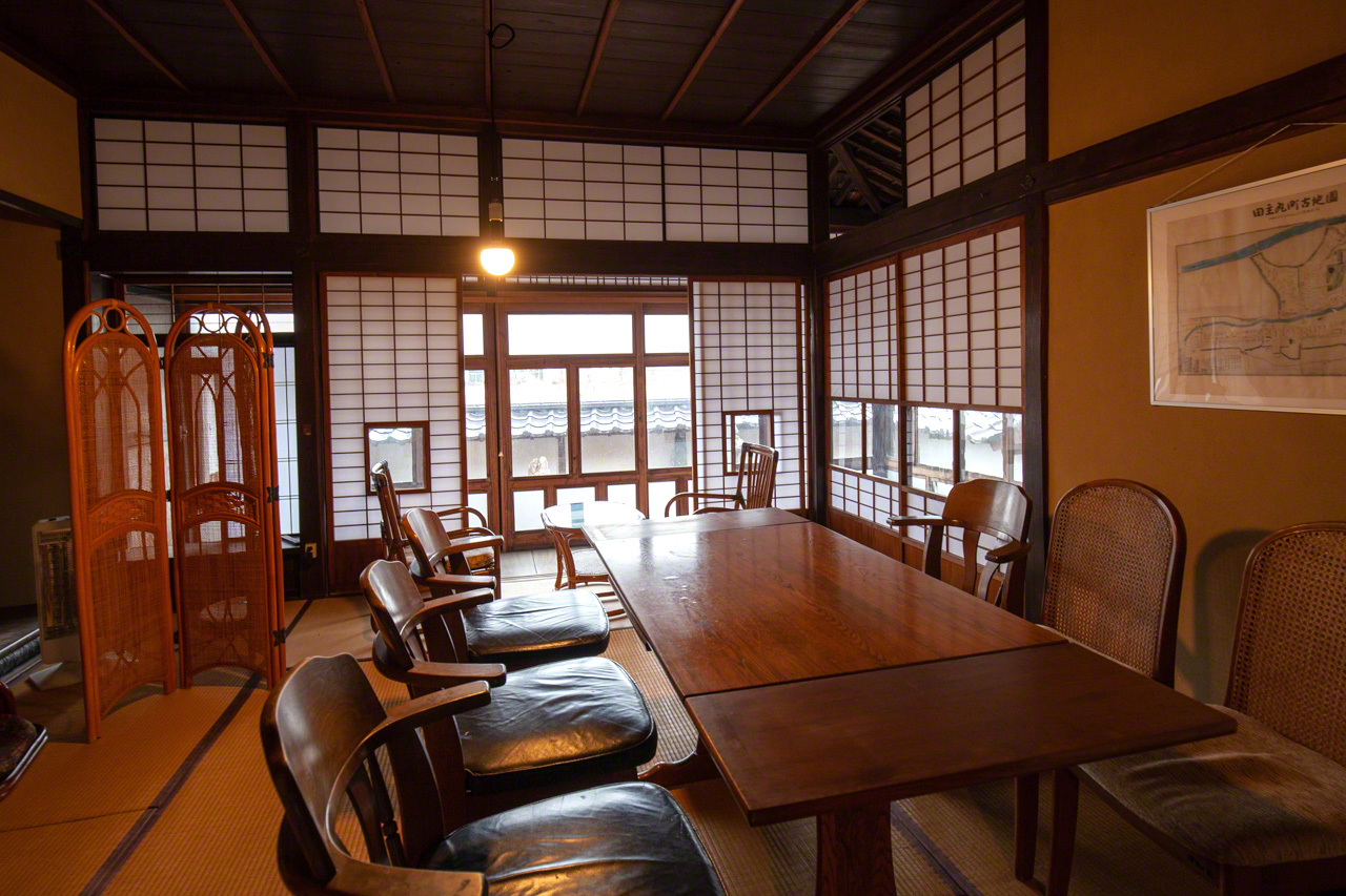 يجري العمل حاليًا على تجديد منزل عمره 150 عامًا في مدينة كورومي لإنشاء مقهى &rdquo;باتشان&ldquo; جديد. (&copy; أونيشي ناروأكي)