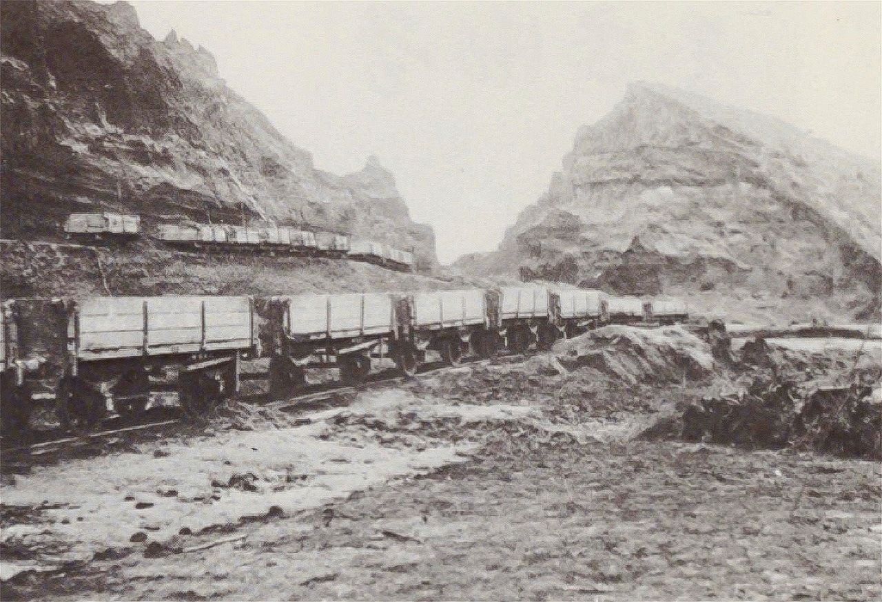 صورة تم التقاطها أثناء أعمال حفر الجبل وشقه قبل افتتاح محطة تاباتا. ويُلاحظ منها وجود فرق كبير في الارتفاع، ولهذا السبب صُممت السكك الحديدية بنظام ”التقدم وتغيير اتجاه السير للخلف“. من كتاب ”تاريخ مئة عام للسكك الحديدية اليابانية“ (أرشيف مكتبة البرلمان الوطنية)