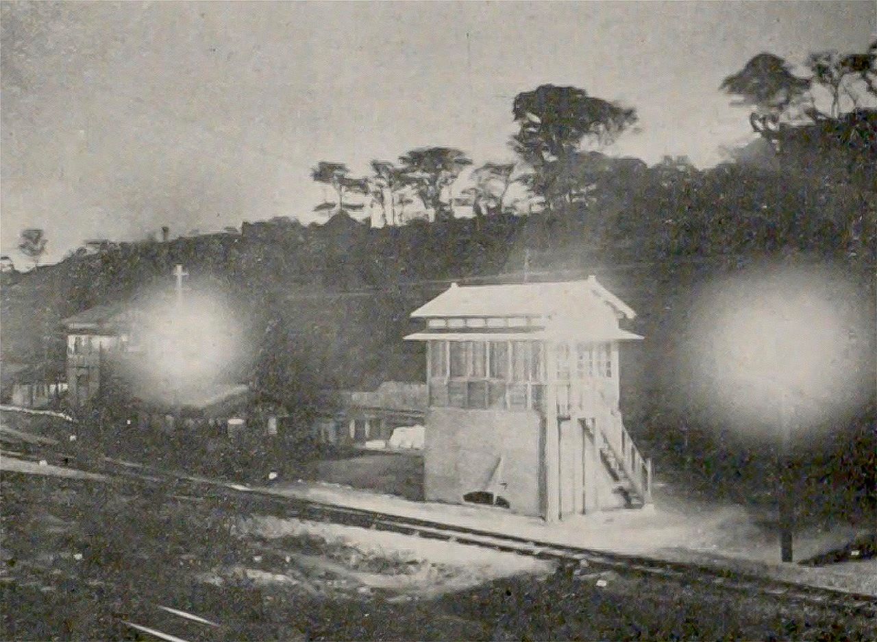 في عصر تايشو، تم تركيب أضواء كاشفة في ساحة تنظيم القطارات في تاباتا، وكانت الأنوار تضيء الظلام ليلًا. ”صحيفة ماتسودا شينبو“ (عام 1916)، (أرشيف مكتبة البرلمان الوطنية)