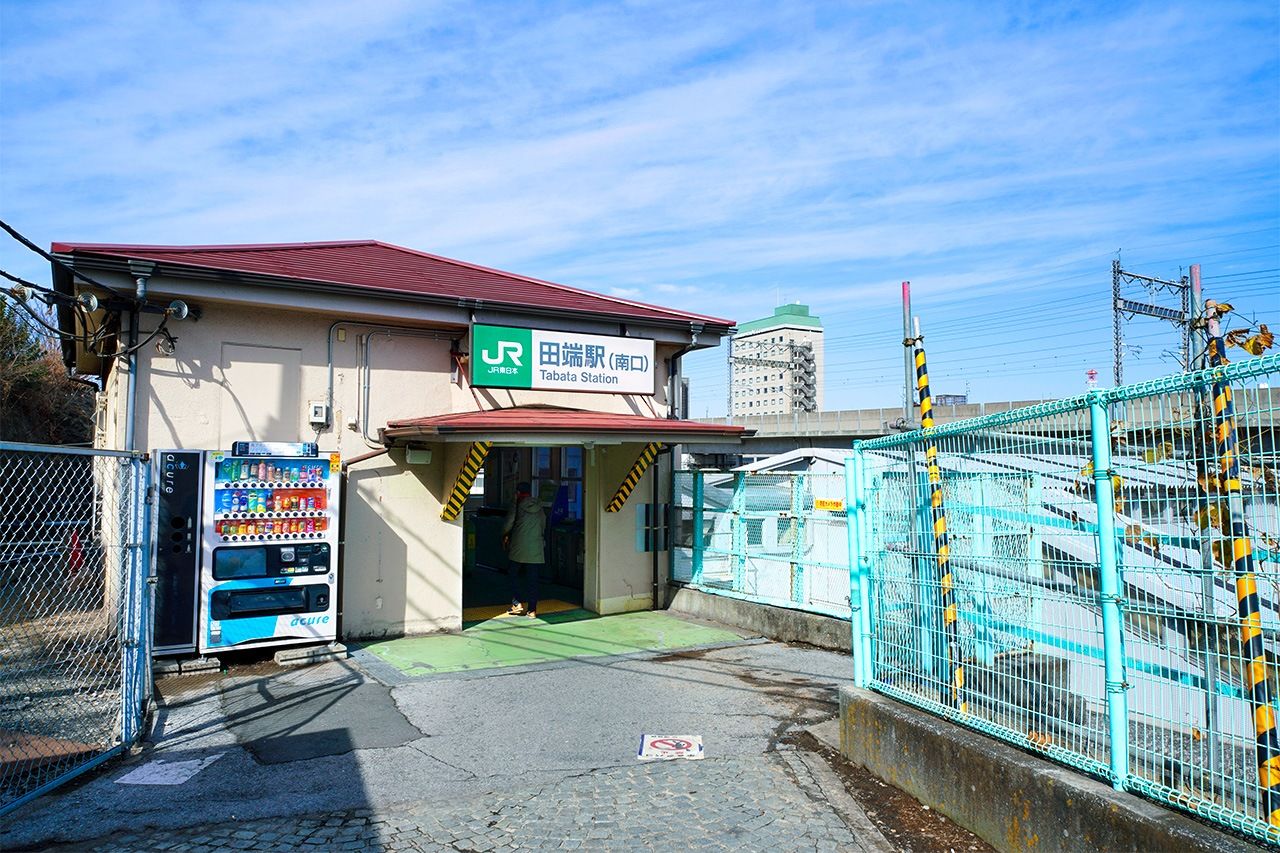 لا توجد ساحة دائرية أمام المحطة، ويبدو مدخل المحطة الجنوبي بسيطًا للغاية لدرجة لا تجعله يشبه مدخلًا لإحدى محطات خط يامانوتي (© بيكستا)